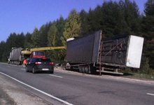 Неподалеку от Кирова КамАЗ с железом съехал в кювет