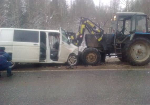 На трассе «Вятка» «Фольксваген» врезался в трактор: двое погибших