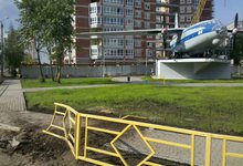 Неизвестный водитель снес ограждение у самолета на Филейке 