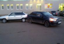 На парковке у ТЦ «Глобус» почти одновременно произошли 2 аварии 