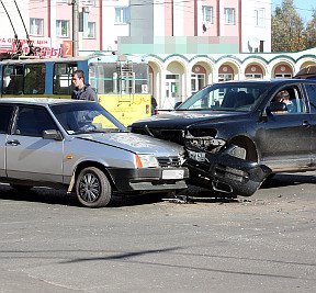 ДТП: Volkswagen Touareg и «девятка» не поделили перекресток