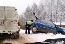 Очевидцы сняли, как иномарка улетела в кювет на Победиловском тракте