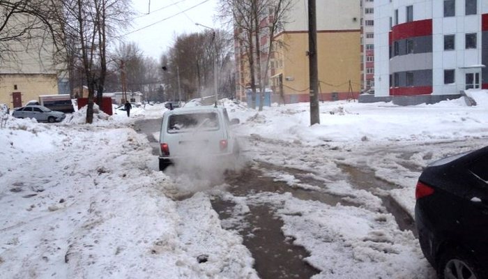 На улице Московской произошла крупная утечка воды