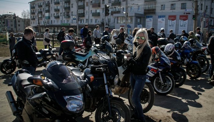 Мотоциклисты оккупировали перекресток в центре города