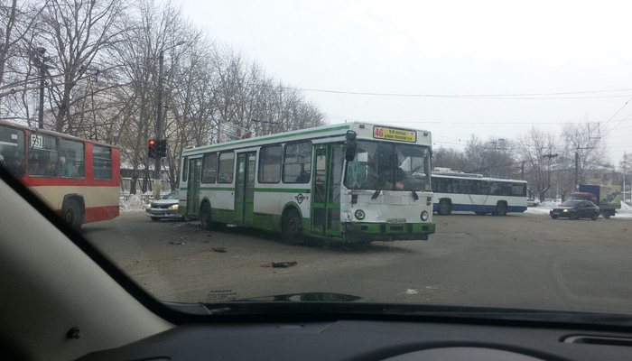 У мясокомбината УАЗ врезался в автобус