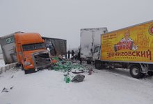 Столкнувшиеся фуры и грузовик на несколько часов перекрыли трассу «Вятка»