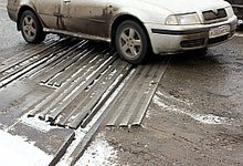 Дорожная западня на улице Лепсе: как не угодить в яму?