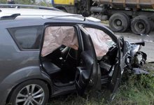 Внедорожник врезался в опору моста и загорелся