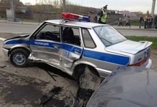 Пытаясь скрыться от ДПС, водитель ВАЗа протаранил 2 патрульных автомобиля