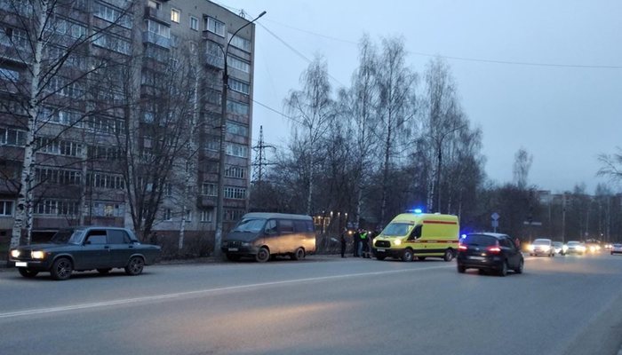 В Кирове госпитализировали 9-летнего мальчика, попавшего под машину