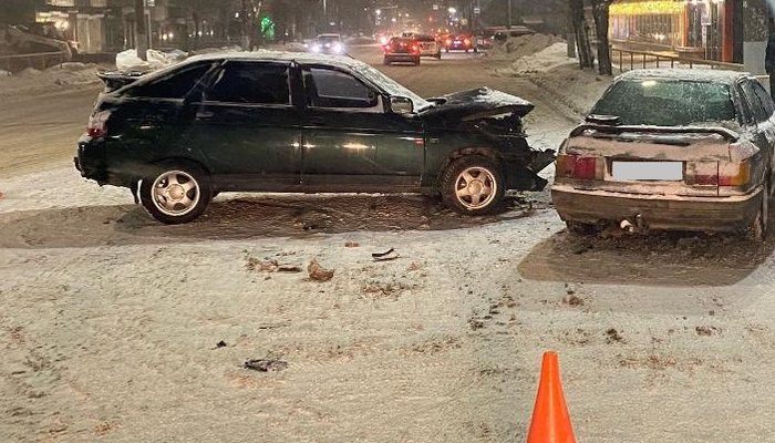 В Кирове на Ивана Попова столкнулись ВАЗ и Audi: есть пострадавшая