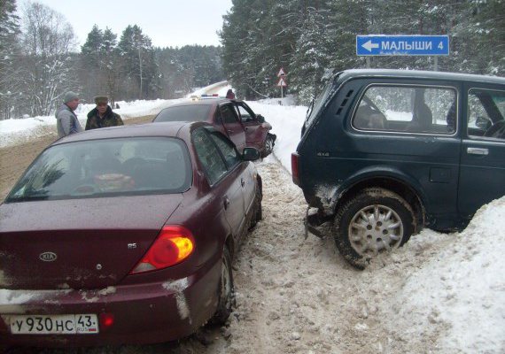 На трассе Киров-Вятские Поляны «Нива» протаранила две машины