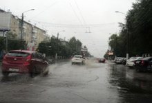 На Октябрьском проспекте сняли асфальт: машины проваливаются в ямы