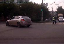 На Октябрьском проспекте водители устроили погоню за нарушителем