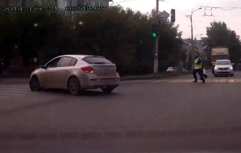 На Октябрьском проспекте водители устроили погоню за нарушителем