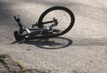 Грузовик МАЗ сбил велосипедиста при обгоне