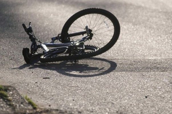 Грузовик МАЗ сбил велосипедиста при обгоне