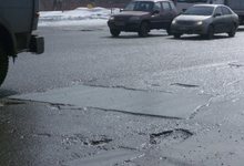 Ямочный ремонт: асфальт разрушается, но жалоб нет