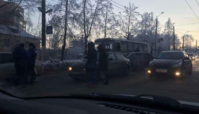Из-за небольшой аварии утром водители на Ломоносова встали в пробку