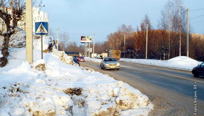 Пешеходные переходы Кирова не безопасны. Снежные горы и узкие тропы