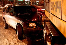 Водитель джипа решил «пободаться» с экскаватором