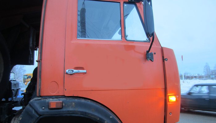 В Кировской области ГАЗ врезался в КамАЗ: по дороге разлилось топливо