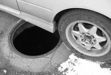 Открытый люк на улице Производственной мешает автомобилистам