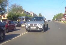 На Воровского водитель BMW решил объехать пробку по «встречке»