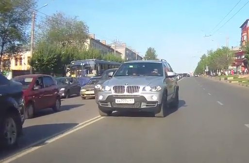 На Воровского водитель BMW решил объехать пробку по «встречке»