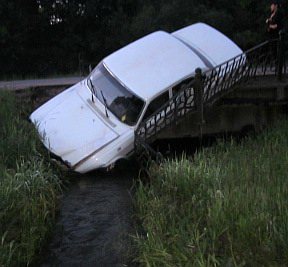 ДТП в Нововятске: пошел на обгон на мосту - оказался в речке
