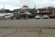 У Цирка устанавливают бордюры