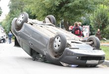 Автомобиль «Рено» проехал на крыше несколько метров