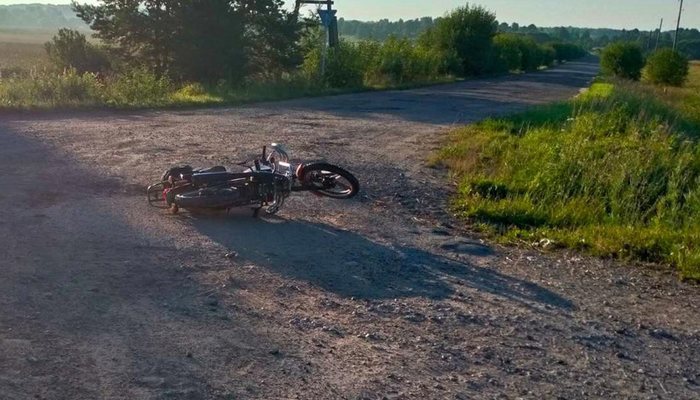 В Кировской области на трассе опрокинулся мопед: водитель погиб