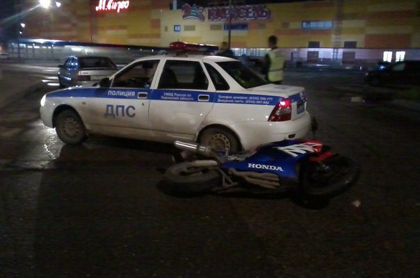 Полицейский автомобиль спровоцировал ДТП с мотоциклом у «Джем Молла»