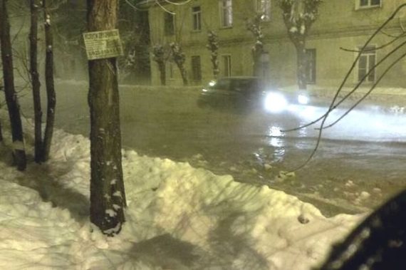 КЧУС повредило водопровод на улице Шинников