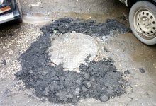 Вместо нового асфальта на дороге появились кочки