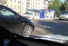 «Газель» заехала на остановку и снесла столб