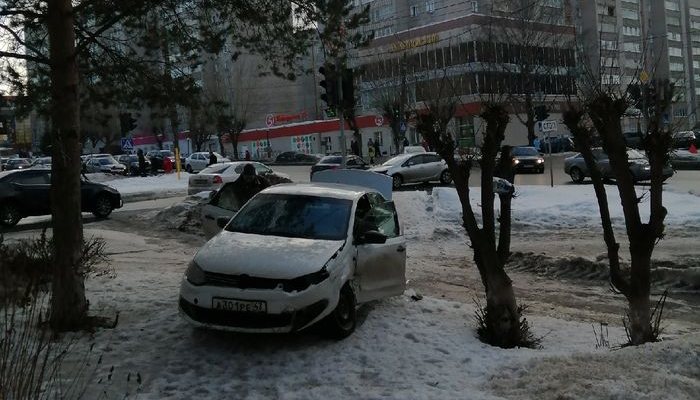 На перекрестке Ленина и Хлыновской произошло ДТП: машина улетела за тротуар