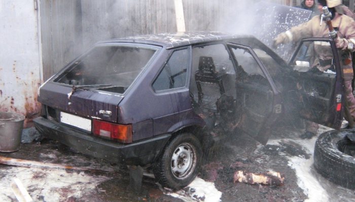На улице Ломоносова сгорел ВАЗ-2109