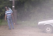 Полицейские приковали неадекватного водителя к столбу