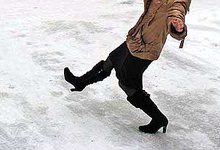 Скользкие дороги: 7 человек попало в «травму», песко-соляная смесь не действует...