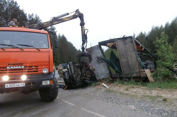 Под Юрьей «Фольксваген» столкнулся с грузовым фургоном: погибли 2 человека