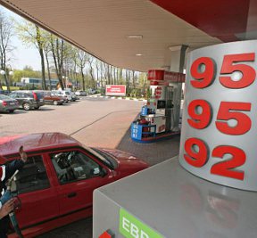 Цены на бензин в мире падают, в Кирове — не меняются