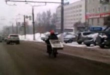 Верхом на мопеде по снежным дорогам города [видео]