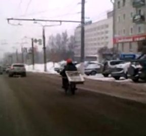 Верхом на мопеде по снежным дорогам города [видео]