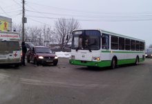 Водитель «Рено» получил травмы при столкновении с автобусом