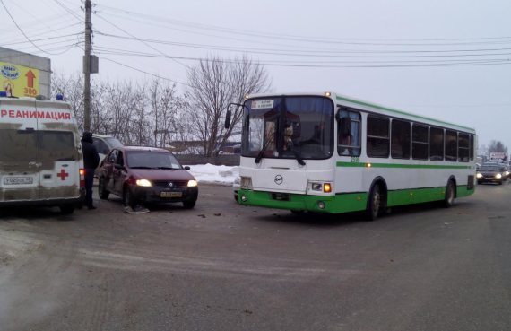 Водитель «Рено» получил травмы при столкновении с автобусом