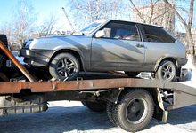 Водители отвозят свои автомобили в сервис на эвакуаторах