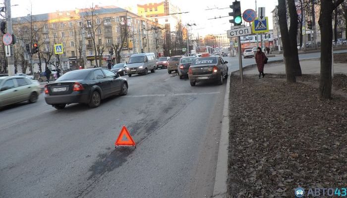 Тройное ДТП собрало огромную пробку на улице Московской