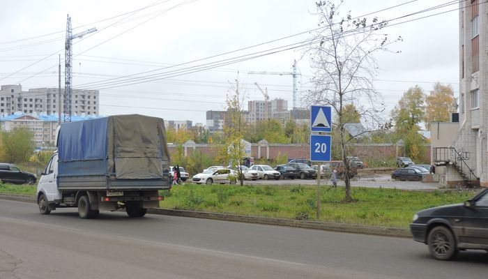 “Знак есть, а лежачего полицейского нет”